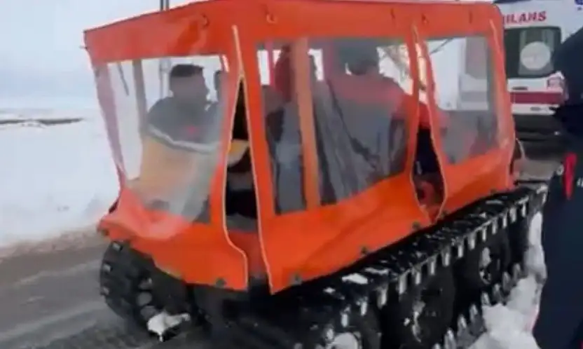 Gaziantep'te düşük riski olan hamile kadın paletli kar aracıyla kurtarıldı