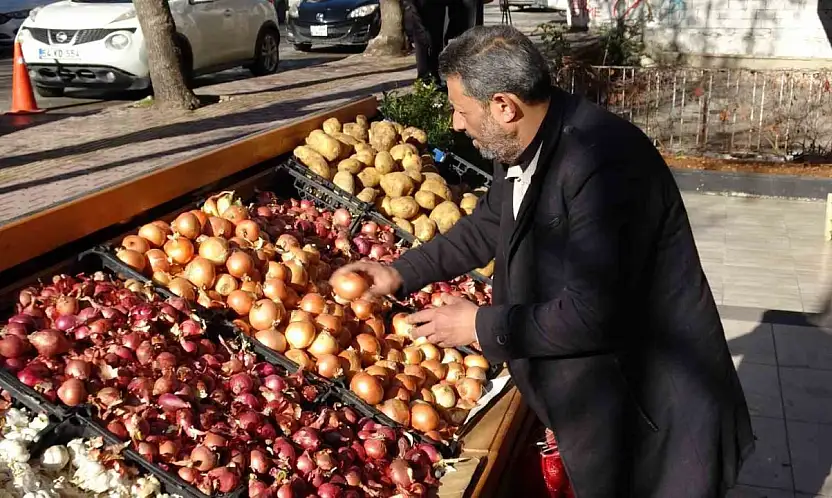 Gaziantep'te gençlerden duygulandıran örnek davranış: Soğan aldılar, parasını kameraya gösterip bıraktılar