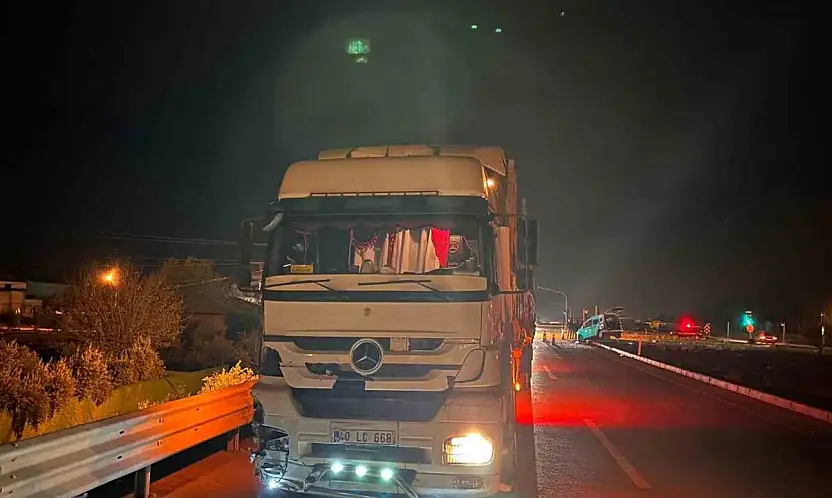 Gaziantep'te hafif ticari araç ile tır çarpıştı: 2'si çocuk 3 yaralı