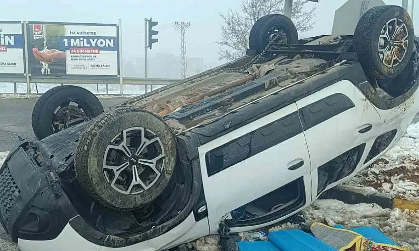 Gaziantep'te iki otomobil çarpıştı: 3 yaralı