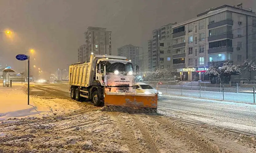 Gaziantep'te karla mücadele çalışmaları gece boyunca sürdü