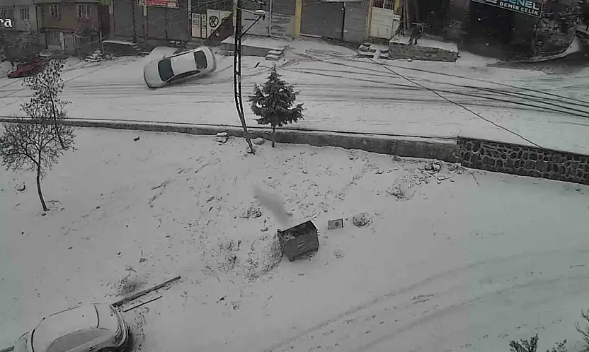 Gaziantep'te karlı yolda feci kaza: Kayan araç kaldırıma çarparak devrildi