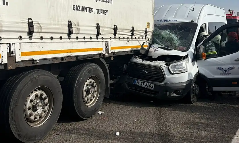 Gaziantep'te minibüs tıra arkadan çarptı: 5 yaralı