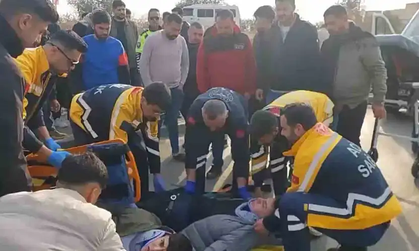 Gaziantep'te motosiklet otomobile çarptı: 2 yaralı