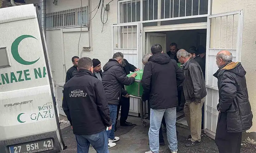 Gaziantep'te otomobil tıra arkadan çarptı: 3 kardeş hayatını kaybetti