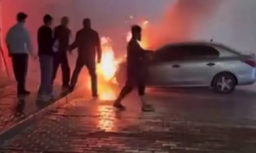 Gaziantep'te park halindeki otomobil alev alev yandı