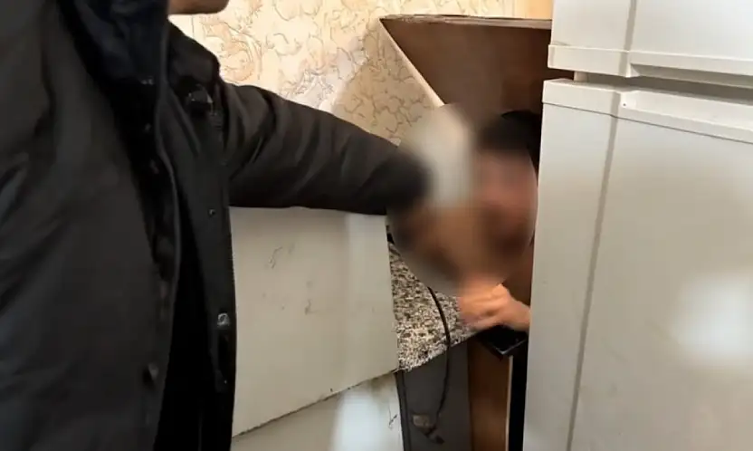 Gaziantep'te silahlı yağma suçundan aranan şahıs mutfak dolabında yakalandı