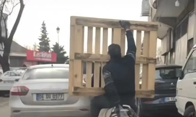 Gaziantep'te tehlikeli yolculuk: Motosiklet üzerinde palet taşıdı