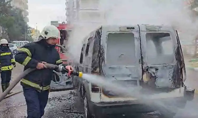 Gaziantep'te ticari araç alev alev yandı