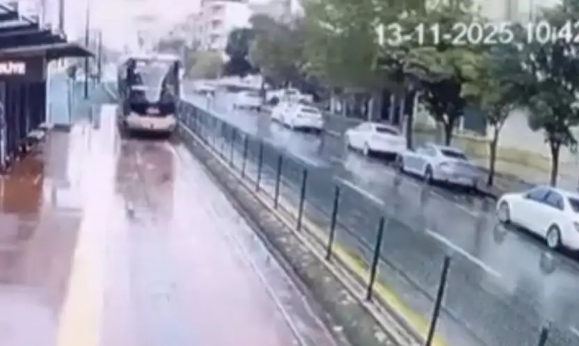 Gaziantep'te tramvaya yıldırım isabet etme anı kamerada