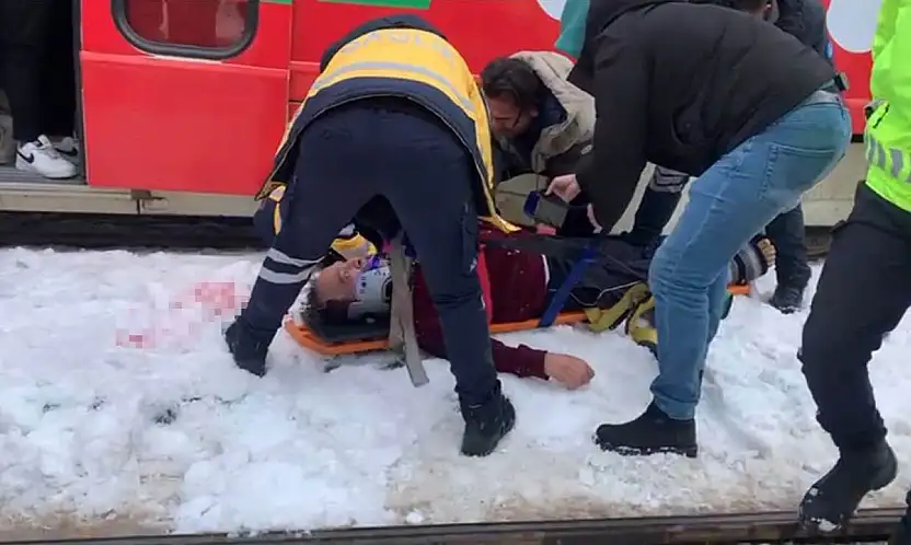 Gaziantep'te tramvayın çarptığı adam yaralandı