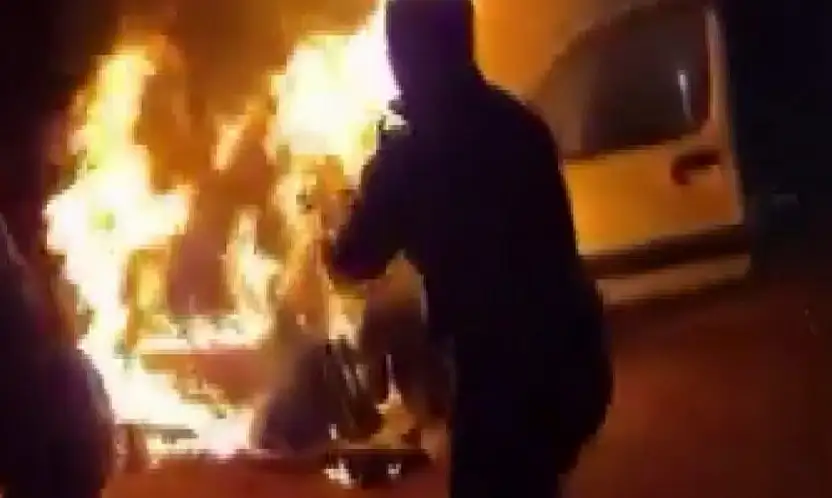 Gaziantep'te yanan araca cezaevi personeli müdahale etti, Bakan Tunç tebrik etti