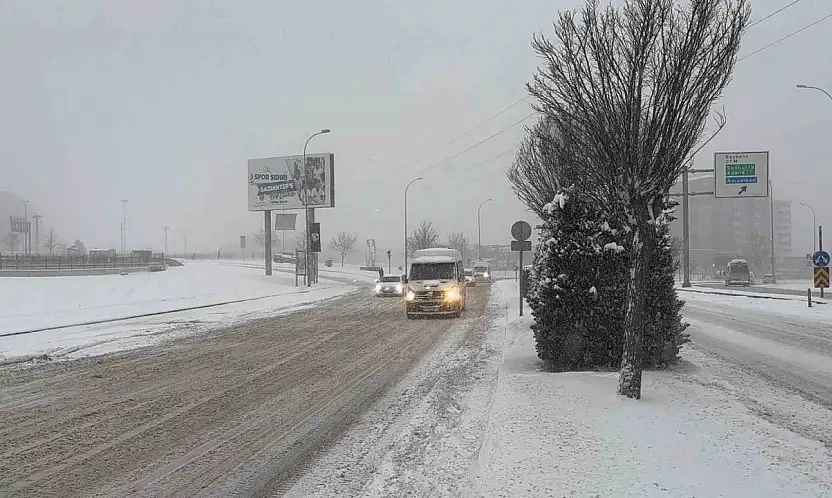 Gaziantep'te yoğun kar yağışı etkili oluyor