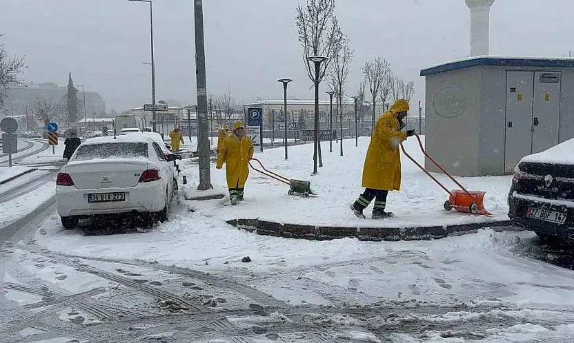 Gaziantep'te yoğun kar yağışı etkili oluyor