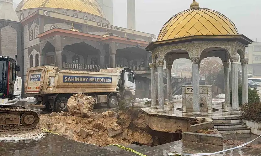 Gaziantep'te yoğun yağış sonrası cami avlusu çöktü