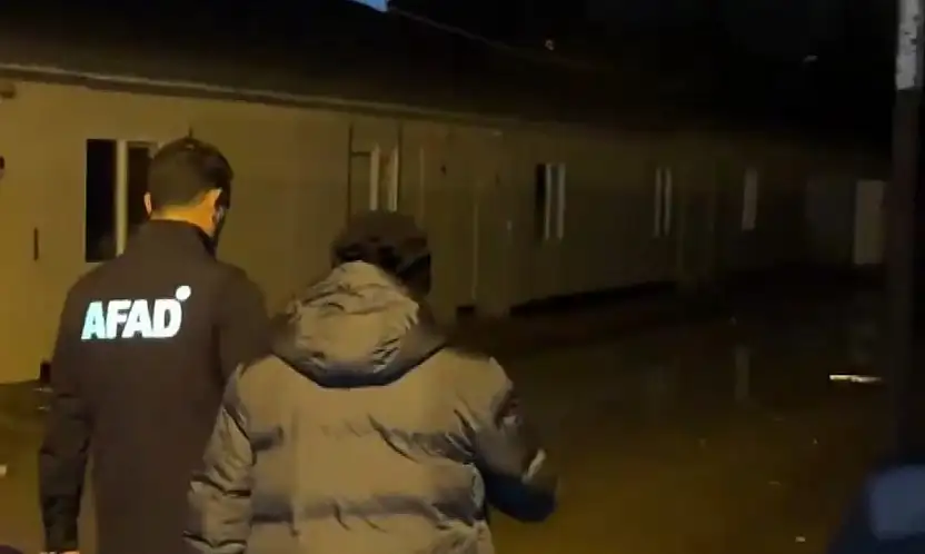 Gaziantep'te yoğun yağış sonrası geçici yaşam alanı boşaltıldı