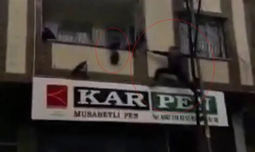 Gaziantep'te yürekleri ağza getiren an: Balkonda asılı kalan çocuğu kurtardı