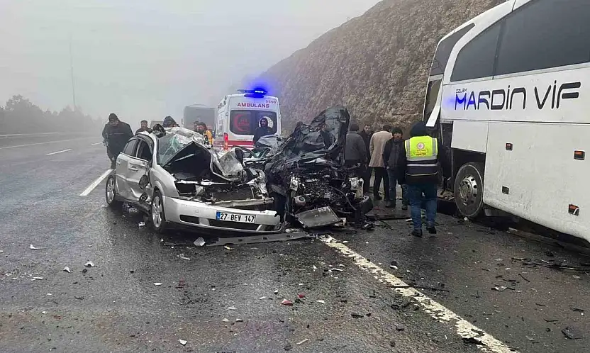 Gaziantep'te zincirleme kazada ortalık savaş alanına döndü: 2 ölü, çok sayıda yaralı