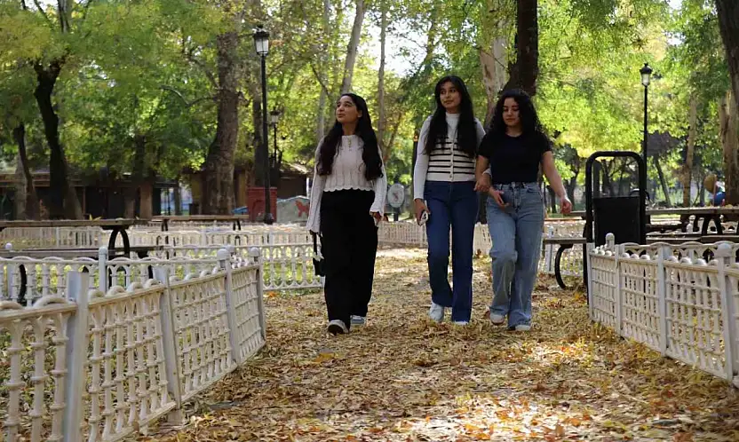 Gaziantep'teki parklar sonbahar renklerine büründü