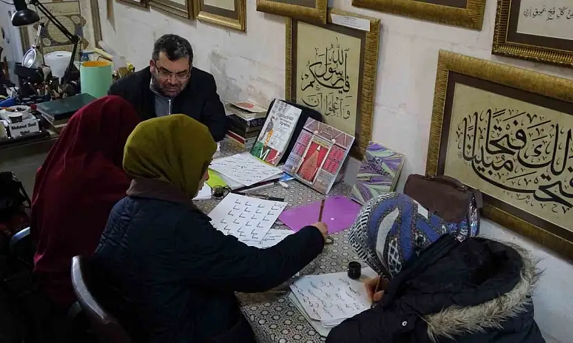 Hat sanatçısı yeni öğrenciler yetiştiriyor