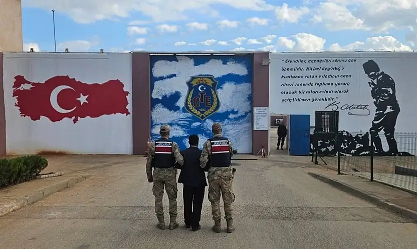 Hırsızlık suçundan 17 yıl cezayla aranan şahsı jandarma yakaladı