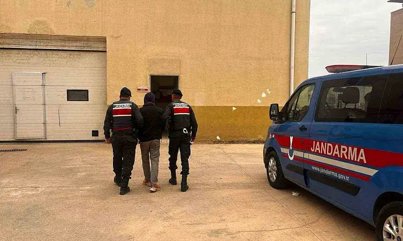 Hırsızlık suçundan 25 yıl kesinleşmiş cezayla aranan şahsı jandarma yakaladı