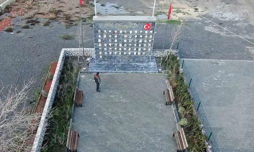 İki çocuğunu kaybeden muhtar köyüne deprem anıtı yaptırdı