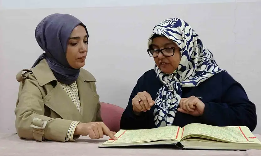 İşitme engelli kadın Kur'an-ı Kerim'i bir ayda öğrendi