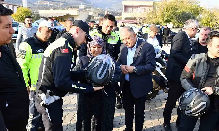 Jandarmadan 100 motosiklet sürücüsüne güvenli sürüş eğitimi ve hediye kask