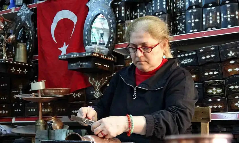 Kadın bakır ustası erkeklere taş çıkartıyor