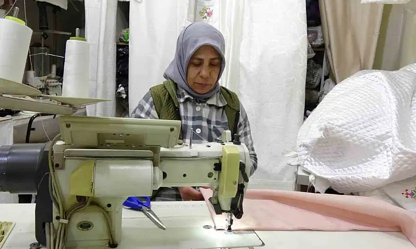 Kadın terzi, veresiye aldığı makinelerle kendi işini kurdu