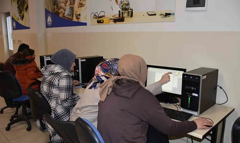 Kadınlar çocuklarıyla hayallerini tasarlıyor