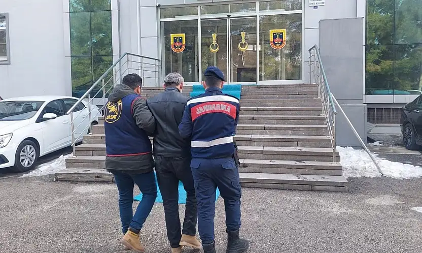 Kesinleşmiş 25 yıl cezayla aranan şüpheliyi jandarma yakaladı