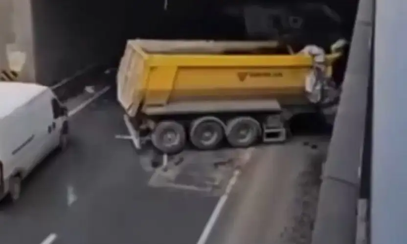 Kontrolden çıkan hafriyat kamyonu başka bir araca ve alt geçide çarptı