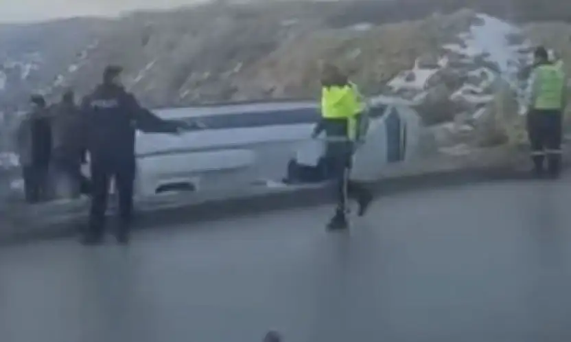 Kontrolden çıkan işçi servisi şarampole devrildi: 10 yaralı