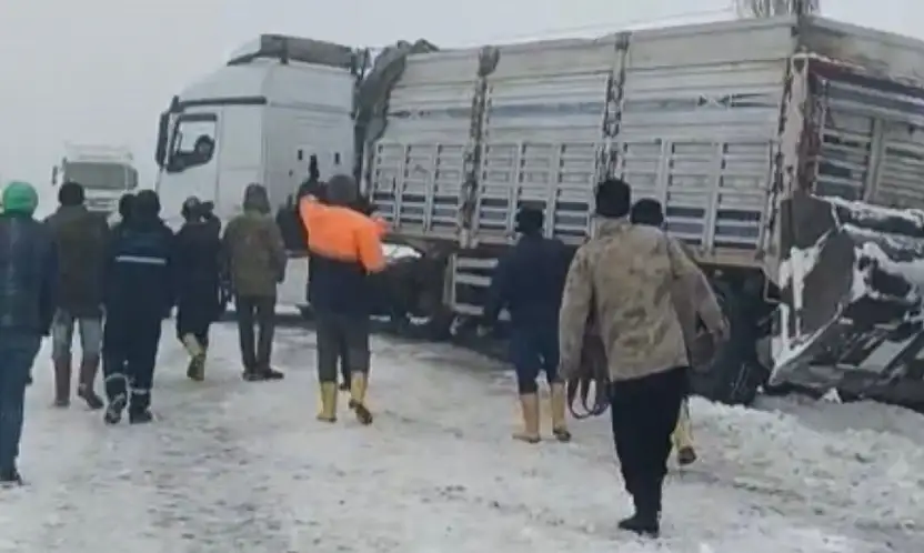 Kontrolden çıkan tır yolu kapattı, kilometrelerce araç kuyruğu oluştu