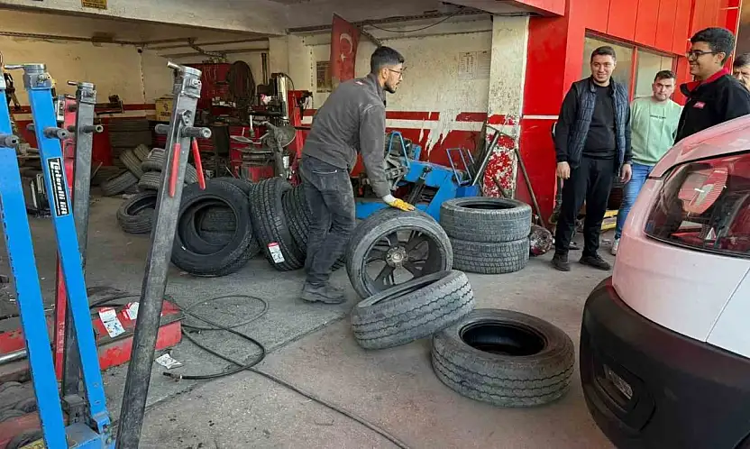 Lastikçilerde kış yoğunluğu: Sürücüler kış lastiği değişimi için akın ediyor
