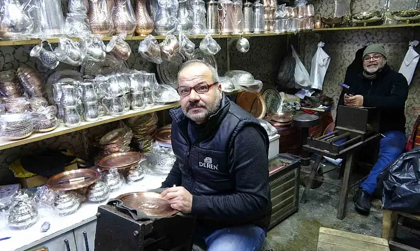 Meslektaş dayı yeğen 44 yıldır birlikte bakır işliyor