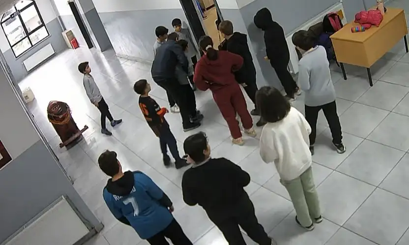 Nefes borusuna ekmek kaçan öğrencisini heimlich manevrasıyla kurtardı