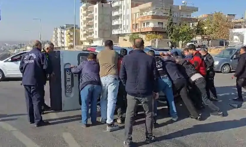Nizip Otogar Kavşağı'nda çarpışan iki araçta maddi hasar meydana geldi
