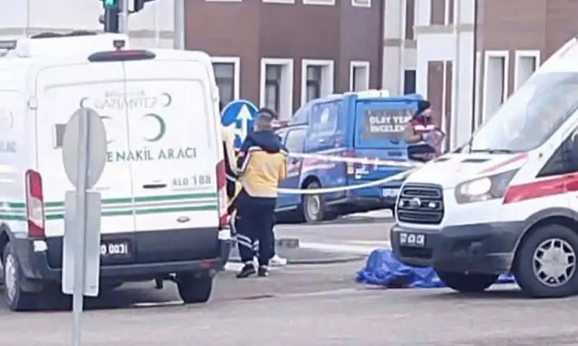 Otomobilin çarptığı motosikletli hayatını kaybetti