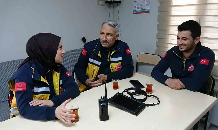 Sağlık çalışanı baba ve kızı aynı ambulansta hayat kurtarıyor