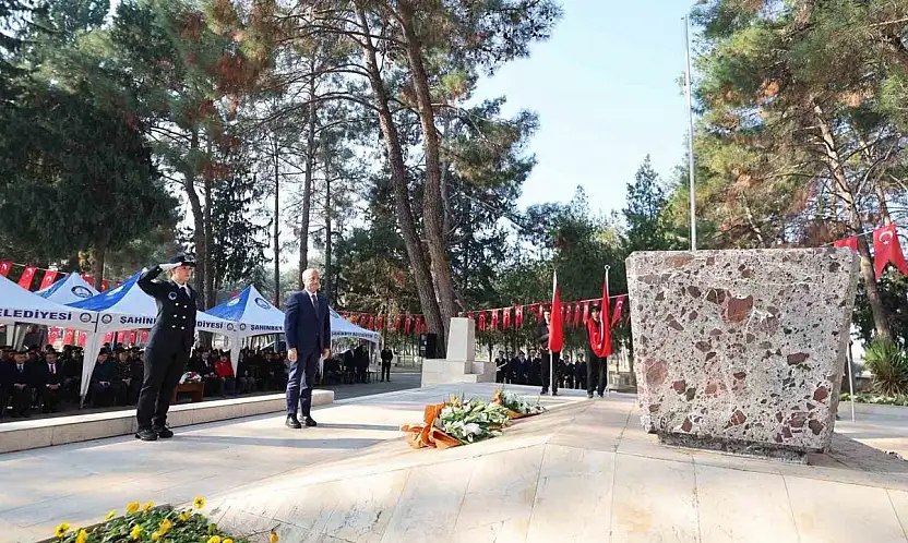 Şahinbey, Antep Savunması'nın kahramanlarını mezarları başında andı