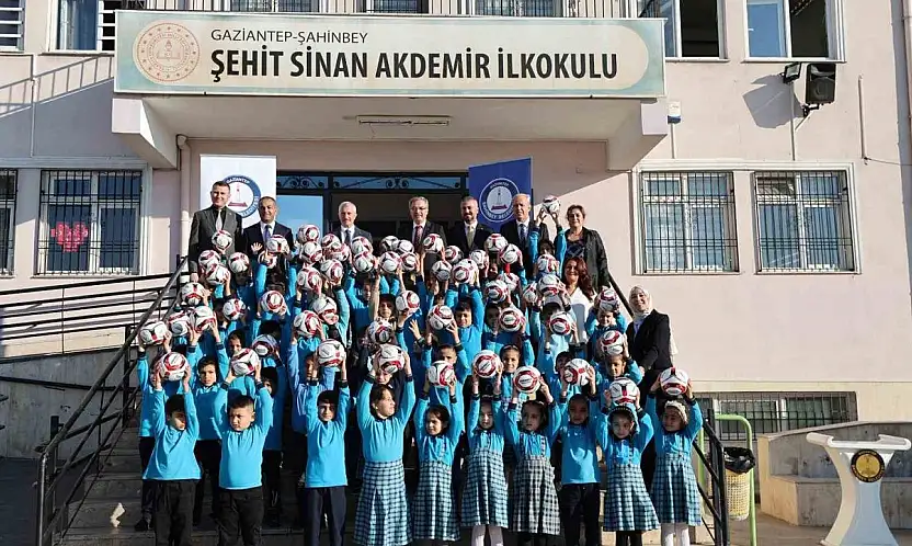 Şahinbey'den okulunu temiz tutan öğrencilere futbol topu hediye