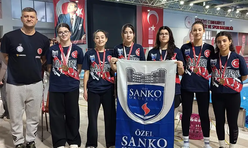 SANKO Okulları genç kız yüzme takımı, bölge şampiyonu oldu