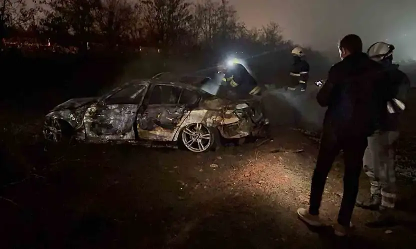 Şarampole uçan otomobil alev aldı: Canlarını son anda kurtardılar