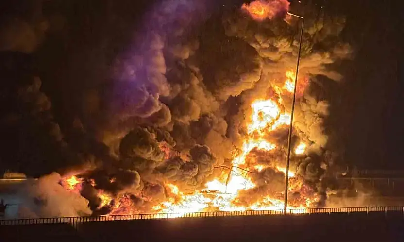 TAG Otoyolu'nda bebek bezi yüklü tır alev alev yandı