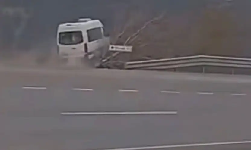 Tarım işçilerini taşıyan minibüsün şarampole uçtuğu kaza kamerada