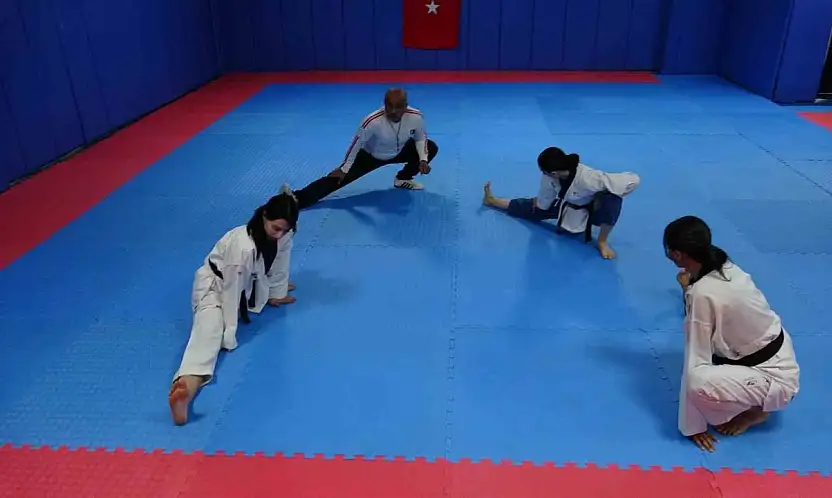 Tekvandocu babanın vakit geçirsinler diye salona götürdüğü 3 kızı milli tekvandocu oldu