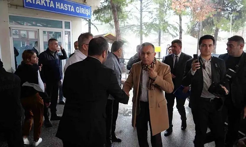 Vali Kemal Çeber, kazada yaralanan vatandaşları hastanede ziyaret etti